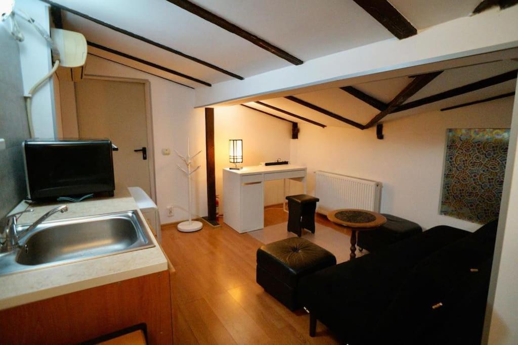2-Room Cozy Retreat Near City Center Бухарест Экстерьер фото